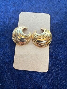 Vintage Avon Gold Tone Crescent Hoop pierced Earrings